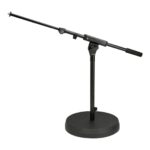 K&M 25960 - žemas mikrofono stovas su teleskopine strėle