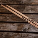 Vic Firth X55B American Classic® X55B Wood Tip būgnų lazdelės 5B su ilgesniu kotu - Image 2