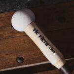 Vic Firth VKB5 Vickick Beater Wood Shaft - būgnų plaktukas su mediniu kotu - Image 3