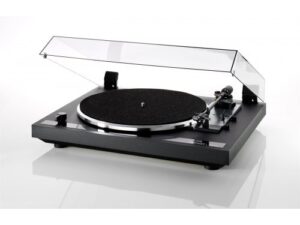 Thorens TD-170-1 automatinis patefonas su integruotu korekciniu stiprintuvu.